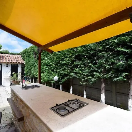 Vila Eless * Golem (Tirana)